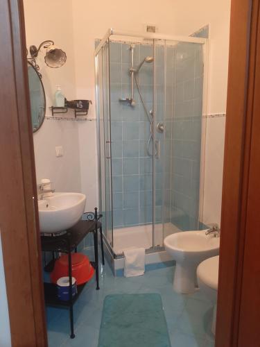 bagno con doccia, lavandino e servizi igienici di A Pastaiola a Cetara