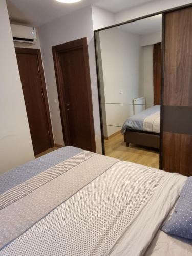 sypialnia z łóżkiem i dużym lustrem w obiekcie Lux 2+1 apartment in Başakşehir ISTANBUL w mieście Basaksehir