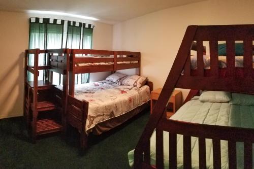 1 dormitorio con 2 literas y 1 cama en Adeventure Abode, en Silver Springs