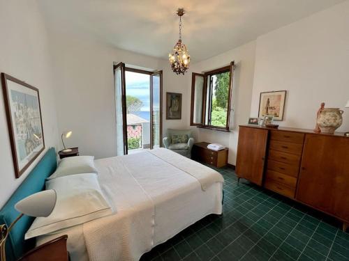 ein Schlafzimmer mit einem großen Bett und einem Kronleuchter in der Unterkunft Villa con vista Sestri Levante in Sestri Levante