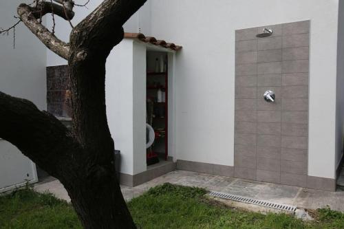 ein weißes Haus mit einem Baum davor in der Unterkunft Villa con vista Sestri Levante in Sestri Levante