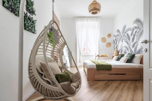 silla mecedora en una habitación con cama en New Jungle & Charming Flat - zona De Angeli en Milán