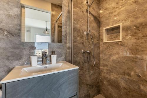 y baño con lavabo y ducha. en Dome Sunset Views Apartment, en Mellieħa