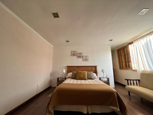 1 dormitorio con 1 cama, 1 sofá y 1 silla en CASA FRENTE A PLAZA PRINCIPAL en Federación