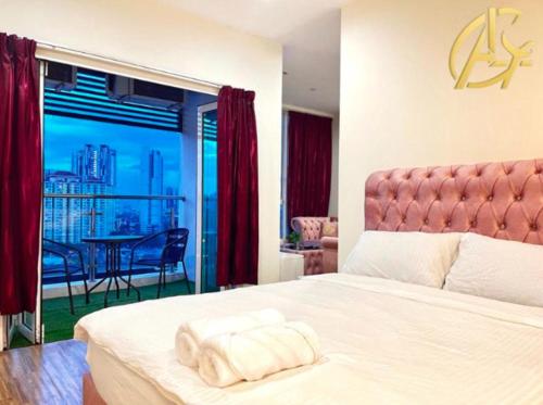 En eller flere senger på et rom på Honeymoon Suite By A Legacy Hotel - KLCC Lake View