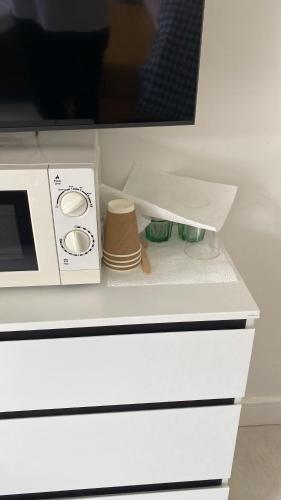un four micro-ondes installé au-dessus d'un comptoir de cuisine dans l'établissement N D Room, à Oxford
