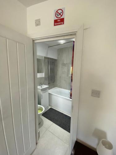 La salle de bains est pourvue d'une baignoire, de toilettes et d'un lavabo. dans l'établissement N D Room, à Oxford