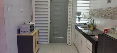 Η κουζίνα ή μικρή κουζίνα στο Homestay Kota Bharu ONE SERIBONG near Mydin mall Tunjong & Wakaf Che Yeh