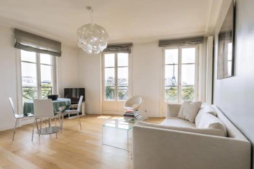 Central&Spacious 2BD Apart for 4 in Champs Elysées