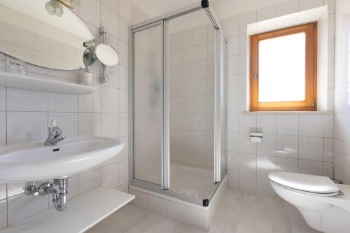 La salle de bains est pourvue d'une douche, d'un lavabo et de toilettes. dans l'établissement B&B Hotel Mair am Turm, à Tirolo