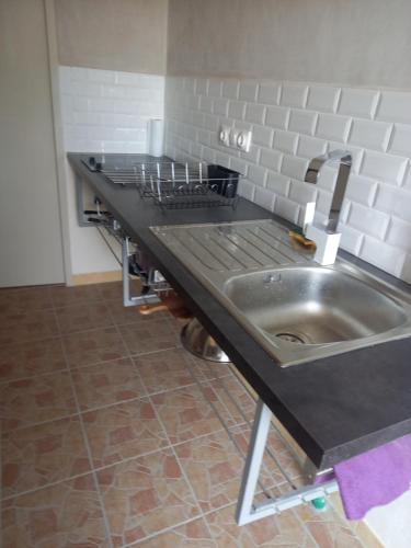 - un comptoir de cuisine avec évier dans la chambre dans l'établissement VELOFT, à Villebernier