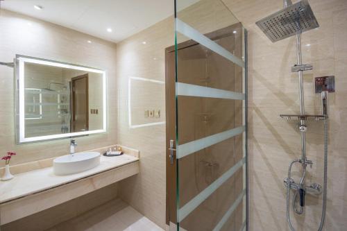 y baño con ducha y lavamanos. en Boudl Al Fayhaa, en Riad