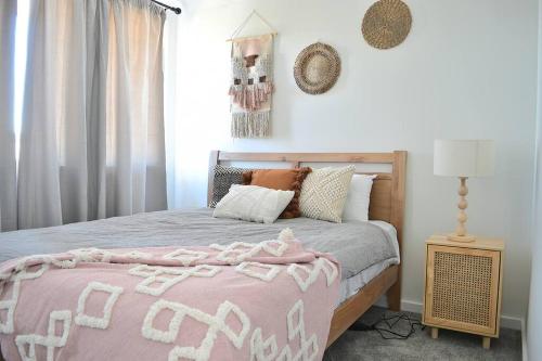 Una cama o camas en una habitación de Elegant & Convenient New House at Leppington