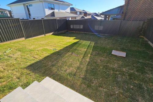 Un jardín fuera de Elegant & Convenient New House at Leppington