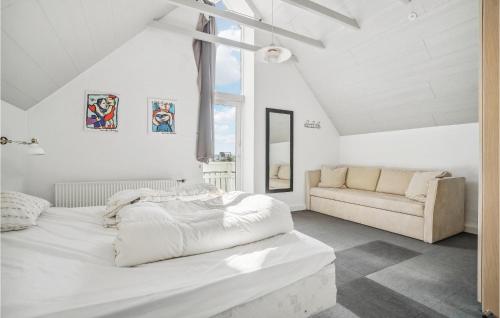 Nørre VorupørにあるStunning Home In Thisted With Kitchenの白いベッドルーム(大型ベッド1台、ソファ付)