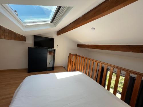 Ένα ή περισσότερα κρεβάτια σε δωμάτιο στο TRÈS CHARMANT DUPLEX ROTONDE*WIFI*CLIM*SMART TV