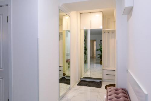 een hal met een grote spiegel en een stoel bij hotelise I Mermaid Apartment in Jerevan