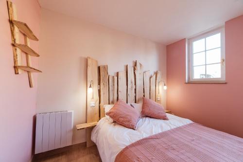 a bedroom with a bed with pink walls and a window at Appartement privé Le Chardonnay, jardin, parking in Buchères