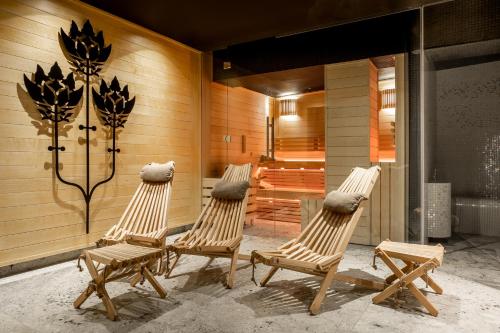 three rocking chairs sitting in front of a sauna at Willa Mak Residence - sauna, centrum in Zakopane
