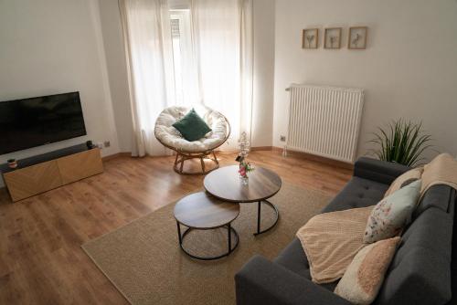 un salon avec un canapé et une table dans l'établissement Le Luma, à Colmar