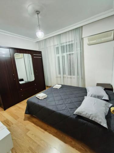 - une chambre avec un grand lit et un miroir dans l'établissement Villa Green Garden Alanya 5B, à Alanya