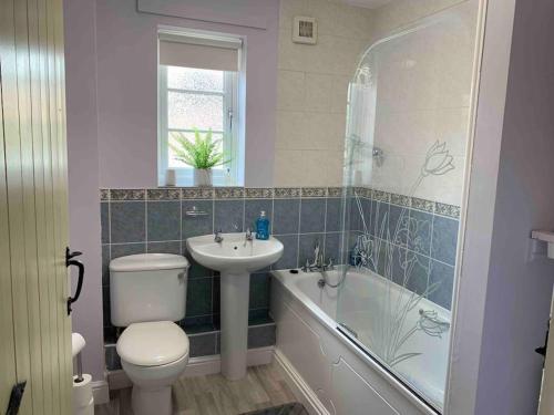 e bagno con servizi igienici, lavandino e vasca. di Salthouse Cottage in Ironbridge a Telford