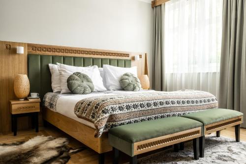 Un dormitorio con una cama grande y una ventana en Willa Mak Residence - sauna, centrum, en Zakopane