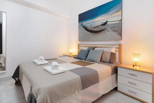 1 dormitorio con 1 cama y una foto de un barco en Las Canteras Verol with Garage, en Las Palmas de Gran Canaria