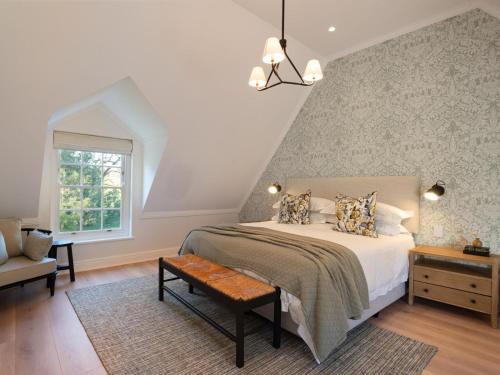 Un dormitorio con una cama grande y una ventana en Mount Vernon Manor, en Klapmuts