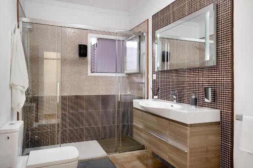 W łazience znajduje się umywalka i przeszklony prysznic. w obiekcie Casa Cordel w mieście Playa Honda