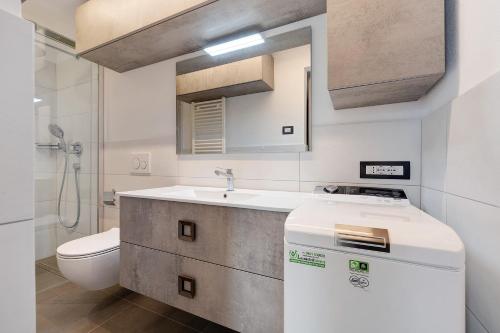 Un baño de Apt Theo Val di Sogno Garda Lake