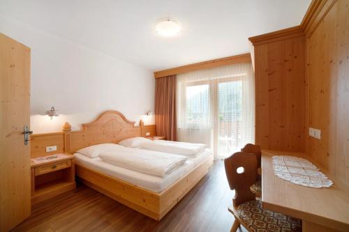 Ένα ή περισσότερα κρεβάτια σε δωμάτιο στο Obermoarhof Hönigspitze EG