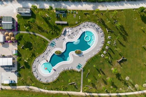 widok na basen w ogrodzie w obiekcie Marina Azzurra Resort w Lignano Sabbiadoro