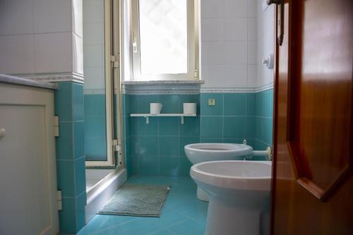 卡里尼的住宿－La Murgiulina，一间带卫生间、水槽和窗户的浴室