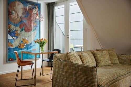 a living room with a couch and a table at Hotel Miss Blanche in Groningen