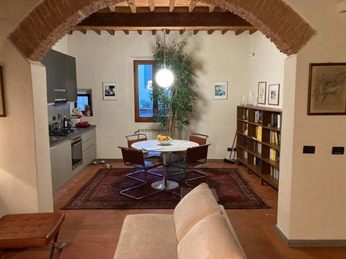 uma sala de estar com uma mesa e uma cozinha em Central and quiet apartment em Florença