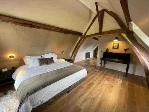 um quarto com uma cama grande e um piano em Villa Fleurie 