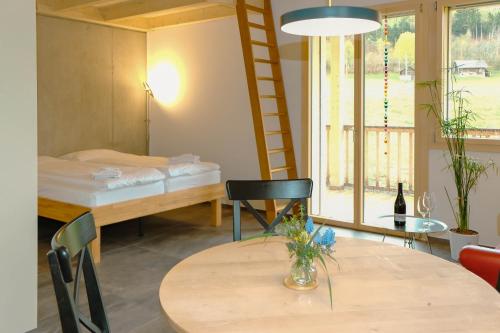 een kamer met een bed en een tafel en stoelen bij Niesen in Spiez
