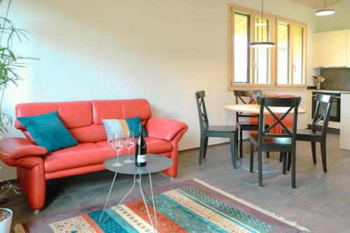 un soggiorno con divano rosso e tavolo di Niesen a Spiez