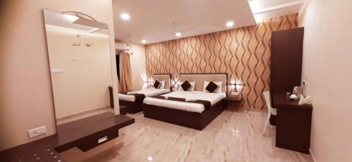 uma sala de estar com um sofá e um espelho em Veeras Residency em Pondicherry