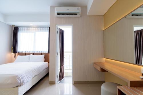 מיטה או מיטות בחדר ב-RedLiving Apartemen B Residence BSD - BE Urban Hotel