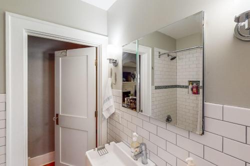 uma casa de banho com um lavatório e um espelho em Heatherwood Cottage em South Bend