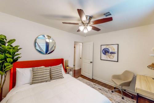 um quarto com uma cama e uma ventoinha de tecto em Bowers Bungalow em Atlanta