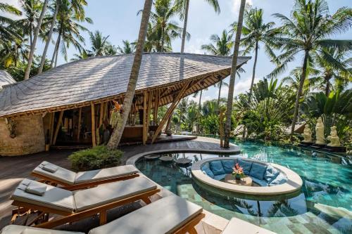 un resort con piscina e palme di Harmony House, Bamboo House with Pool view a Bringkit