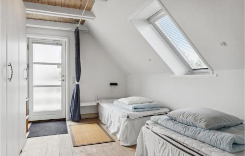 スケーエンにあるBeautiful Apartment In Skagen With Kitchenのベッドルーム1室(ベッド2台、窓付)