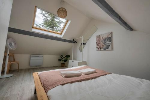 une chambre avec un grand lit dans un grenier dans l'établissement Volcano, à Reims
