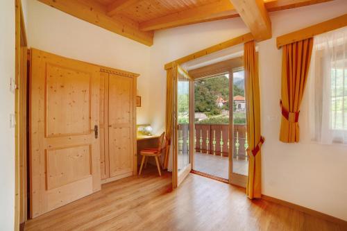 Ένα ή περισσότερα κρεβάτια σε δωμάτιο στο Obermoarhof Hirzer