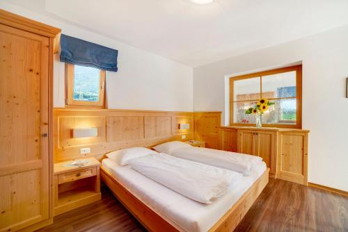 Ένα ή περισσότερα κρεβάτια σε δωμάτιο στο Obermoarhof Mutspitze