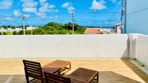 En balkon eller terrasse på Miyako Blue Villa Kugai