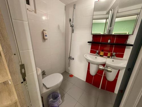 Bilik mandi di Colophon Beach Otel